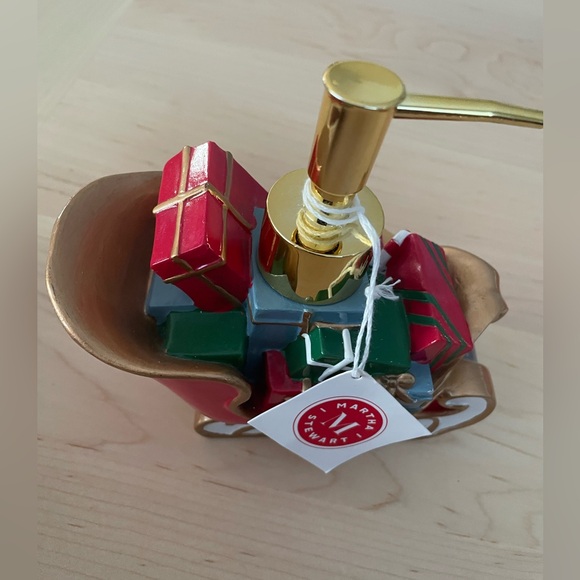 NWT Martha Stewart Festive Sleigh with gifts Soap Dispenser - Red and Gold - Picture 6 of 6